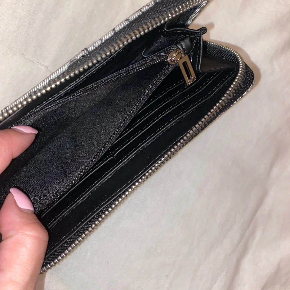 Guess wristlet - Picture 6 of 8